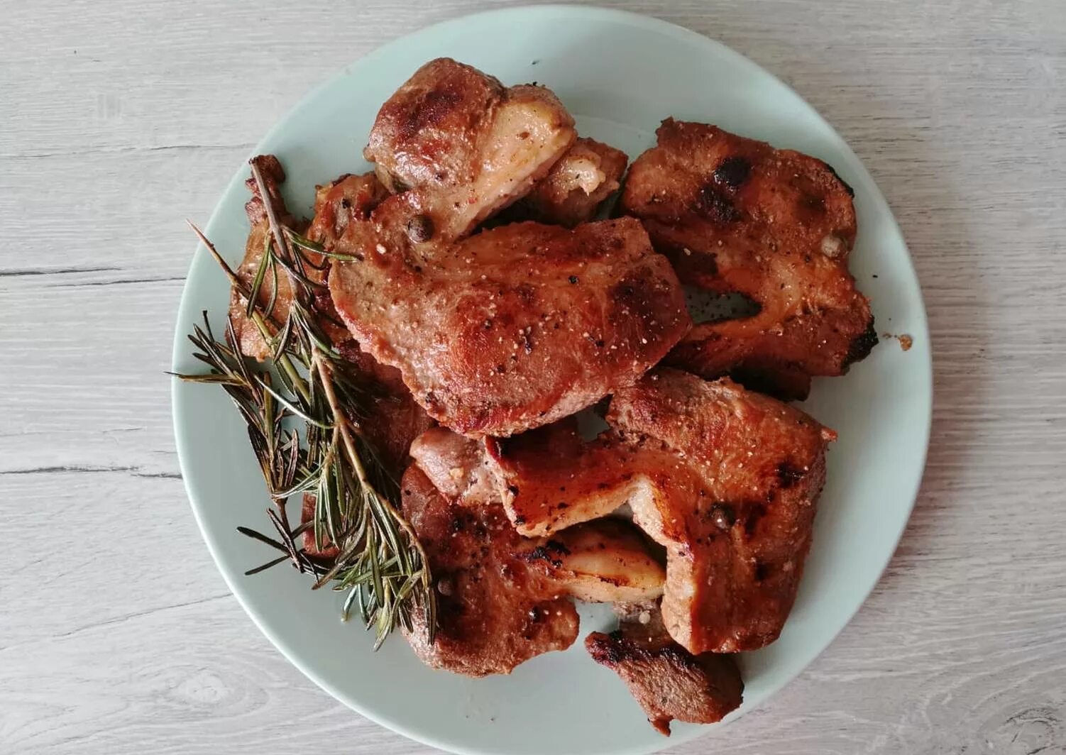 Жареное мясо с луком. Жаркое из свинины на сковороде. Жареная свинина рецепт с фото пошагово. Жареная свинина. Жареный стейк из свинины.