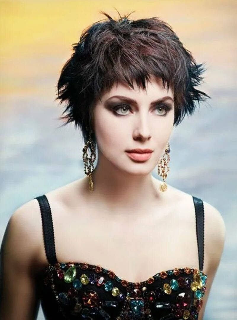 Рваная стрижка женская. Каре каскад асимметрия. Стрижка пикси каскадом. Тейлор свифт стрижка шэг. Рваная стрижка на короткие волосы женские.