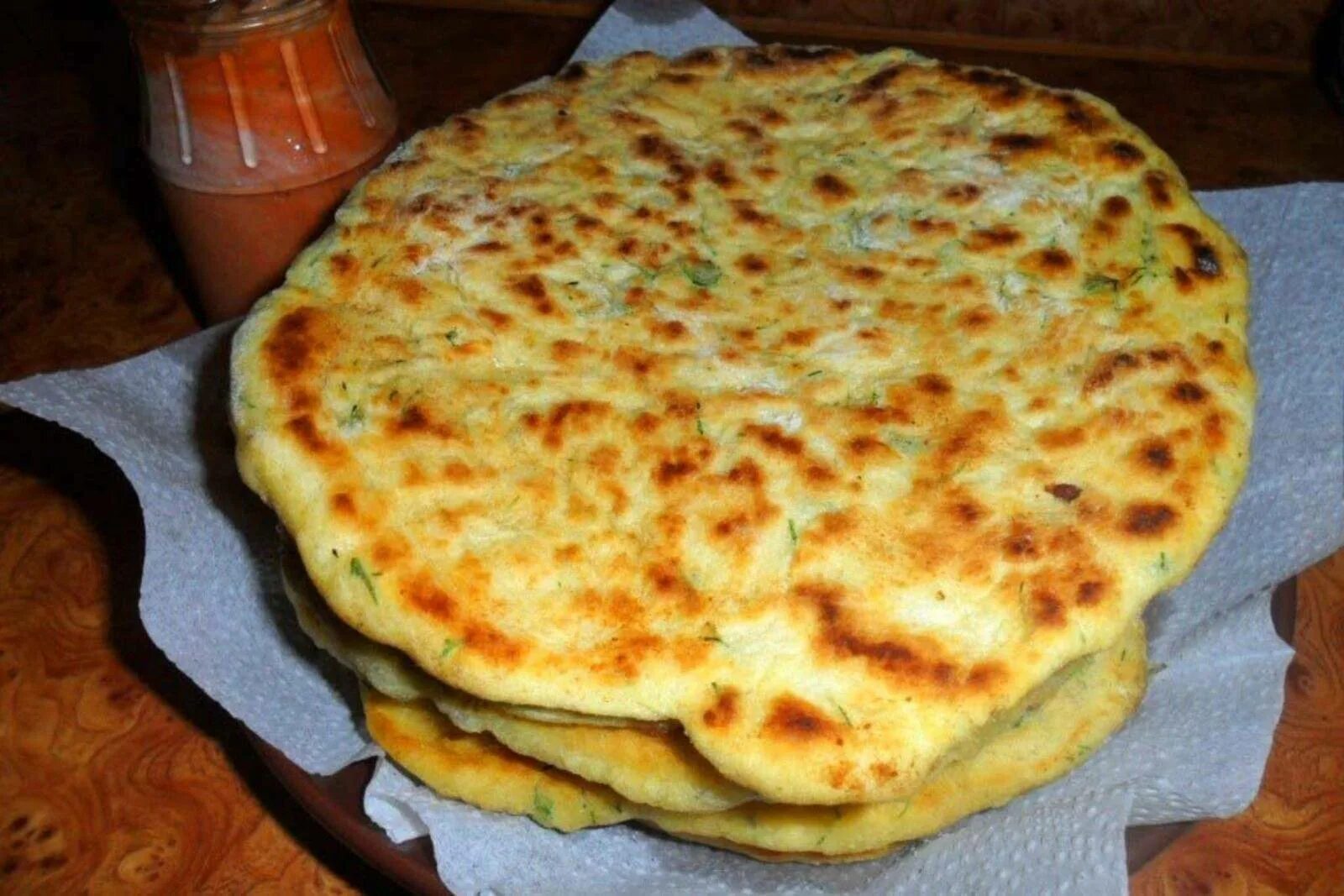 Лепешка на кефире с сыром и зеленью. Пресные лепешки. лепешки на скорую руку. лепешка с зеленью. пресные лепешки на сковороде.