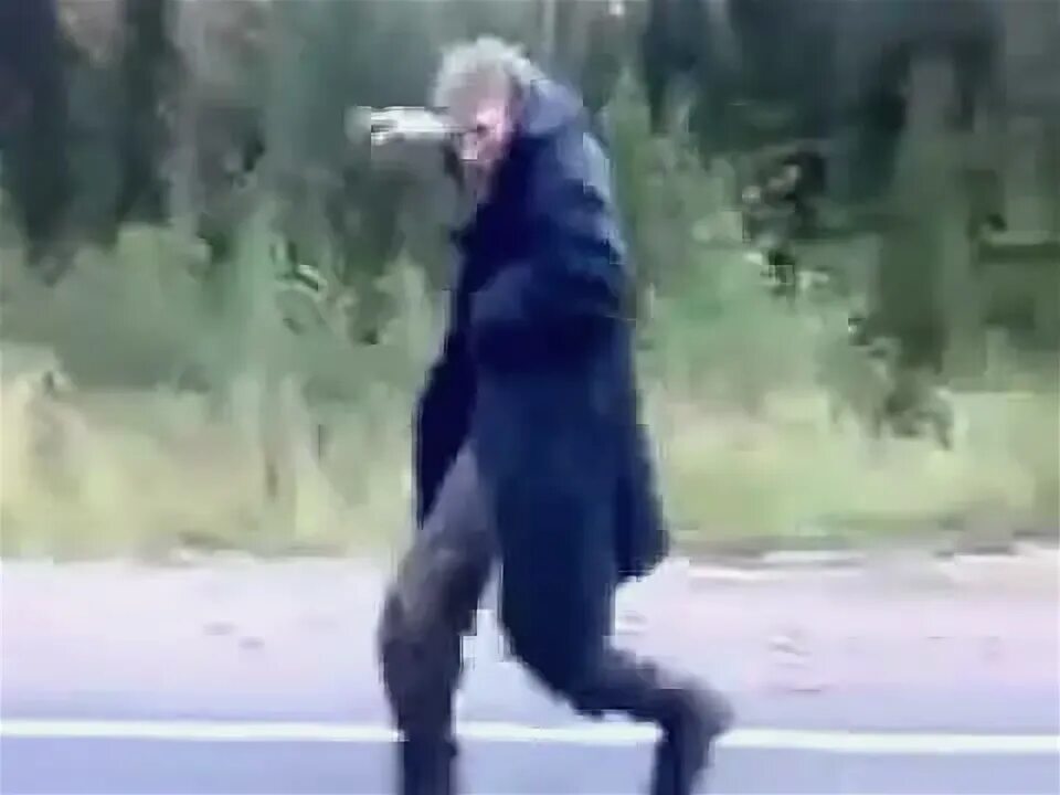 Пьяных сбежал. Танцующий алкаш. Пьяных сбежал. Пьяных сбежал. Пацан убегает от полиции.