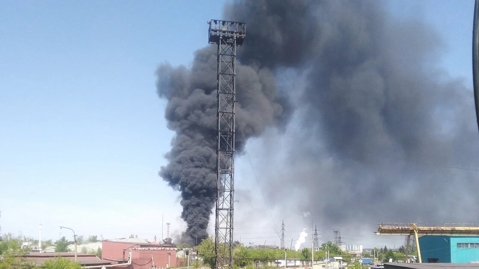 В челябинске сгорел. Пожар в Челябинске ЧМЗ. Пожар в Челябинске сейчас. Пожар в Челябинске сегодня на Северо-западе. Пожар в Челябинске сейчас на ЧМЗ.