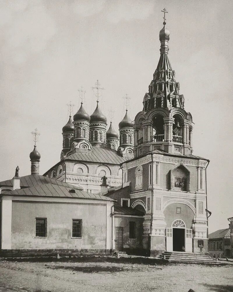 Знаменский храм на петровке. Знаменская церковь москва петровка. Знаменская церковь за петровскими воротами. Храм знамения за петровскими воротами. Знамение за петровскими воротами.