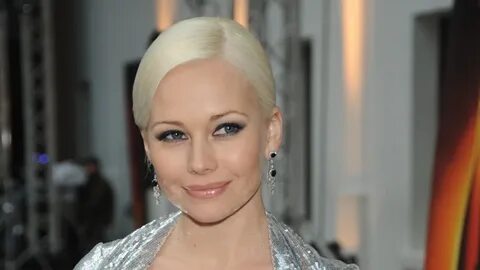 Орыс ауылдың қызы шабындықта мастурбация жасайды