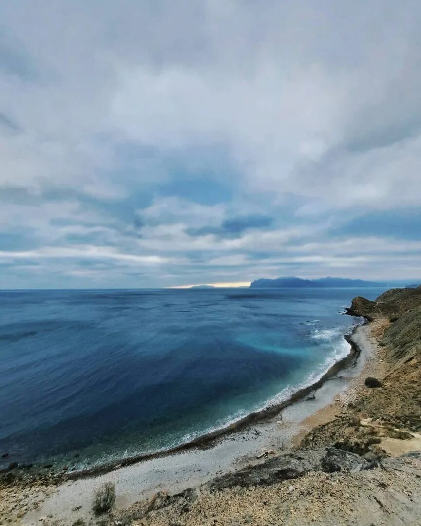 Вид на Карадаг из Орджоникидзе. Орджоникидзе море фото. Заставка чёрное море Орджоникидзе.