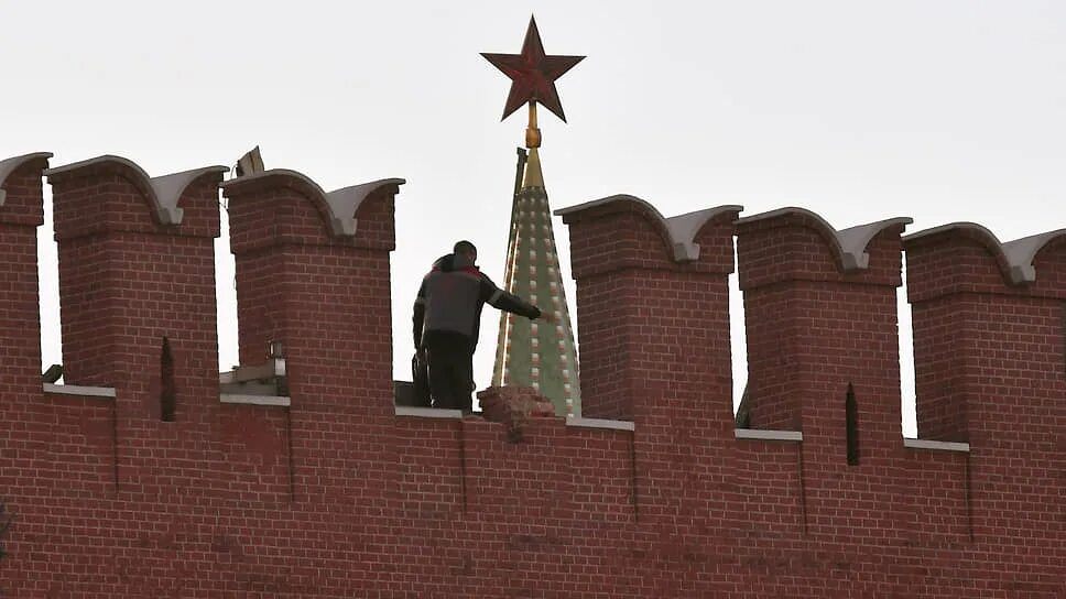 Зубец кремлевской. Ураган в Москве 1998 Кремлевская стена. Зубцы кремлевской стены называются. Зубцы кремлевской стены. Стена Кремля зубцы.