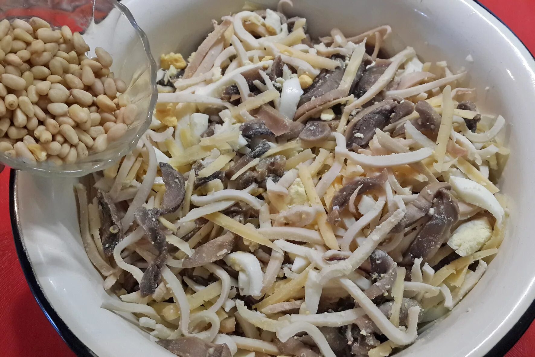 Салат из кальмаров с грибами. Салат с кальмарами и грибами. Салат с кальмарами и грибами. Салат с кальмарами и грибами самый вкусный. Салат из кальмаров с грибами.