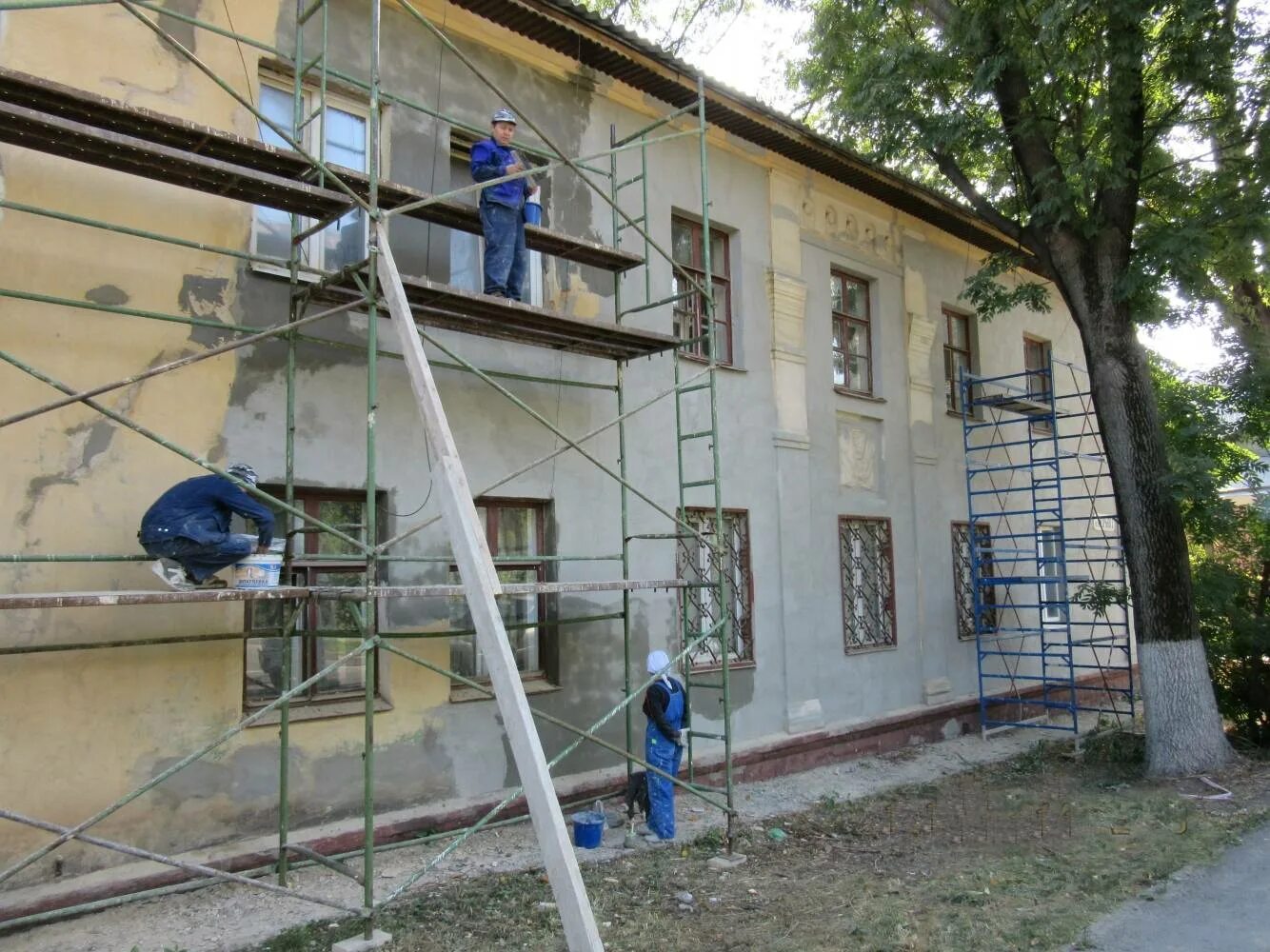 Капремонт фасада. Покраска фасада многоквартирного дома. Реконструкция и капремонт зданий. Оштукатуривание фасада МКД. Малый капитальный ремонт