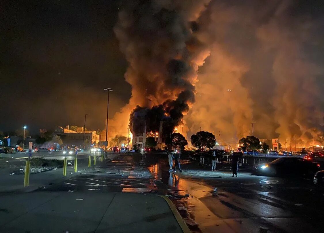 Город после пожара. Миннеаполис горящий полицейский участок. Сожгли полицейский участок в Миннеаполисе. Горящий город.