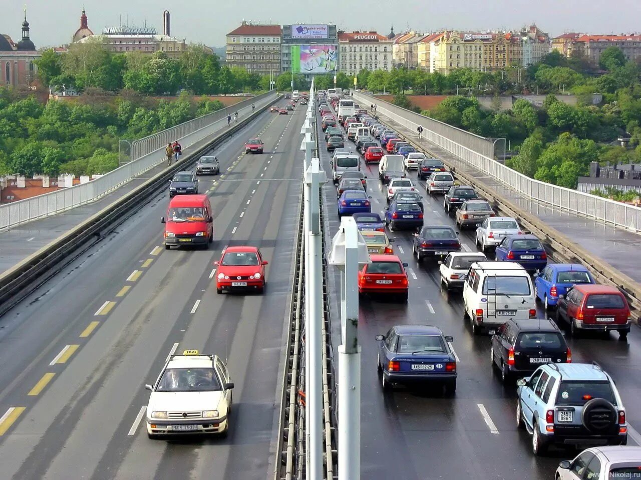 На дороге для многих. Машина на дороге. Трасса с машинами. Автомобильный транспорт России. Поток машин на дороге.