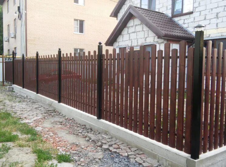 Евроштакетник между столбами. Забор из евроштакетника 1.8. забор из евра штокетника. забор из штакетника &quot;евро дш-2,1&quot;. забор из евроштакетника 1.8 м.