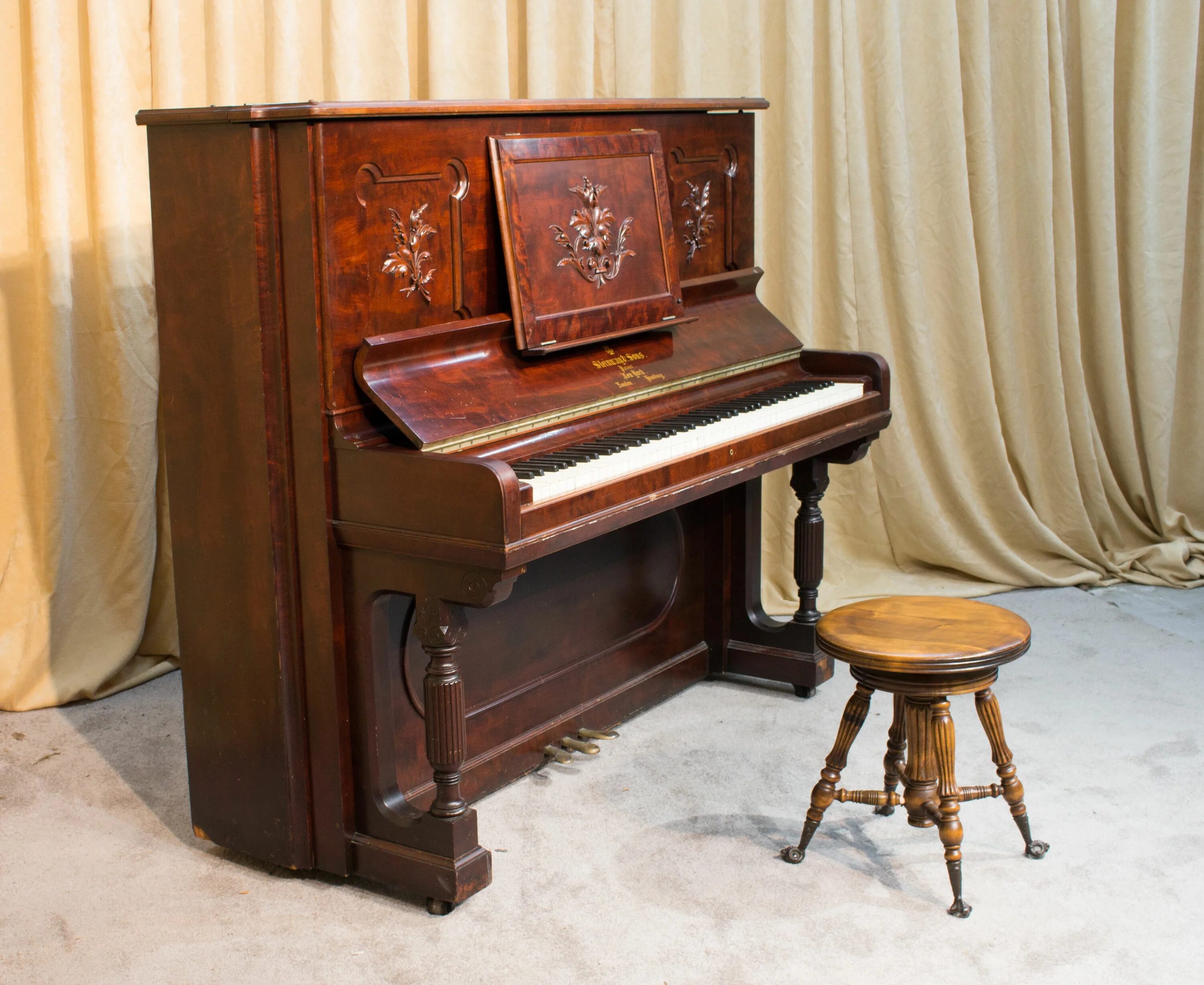 Старинное название фортепиано. Рояль Steinway 19 века. Пианино Стейнвей. Piano Steinway sons Upright Piano Victorian. Пианино Essex by Steinway eup 123.
