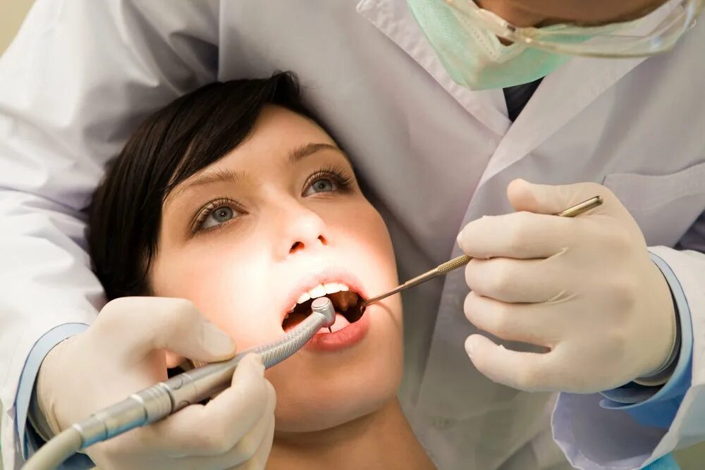 Исследование ротовой полости. Стоматология Ренессанс. Закладывание лекарства в зуб.