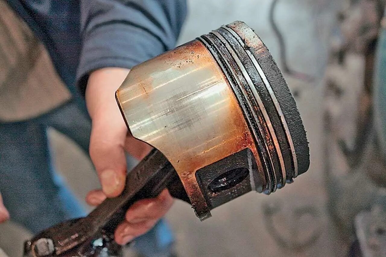 Кольца двигателя. Залегли маслосъемные кольца умз 417. замена поршневых колец умз 4216. изношенная поршневая ваз 2114. изношенные поршневые кольца.