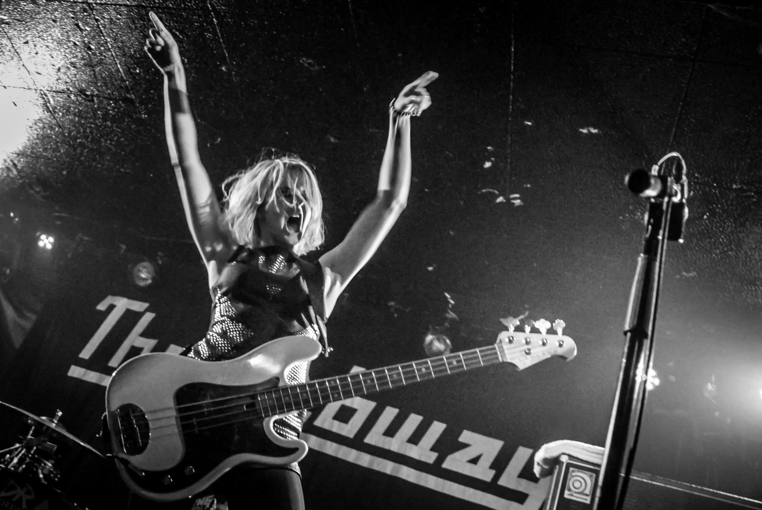 Рок энд ролл слушать. Рокен ролл квин. rock roll queen the subways. subways басистка. шарлотта купер subways.