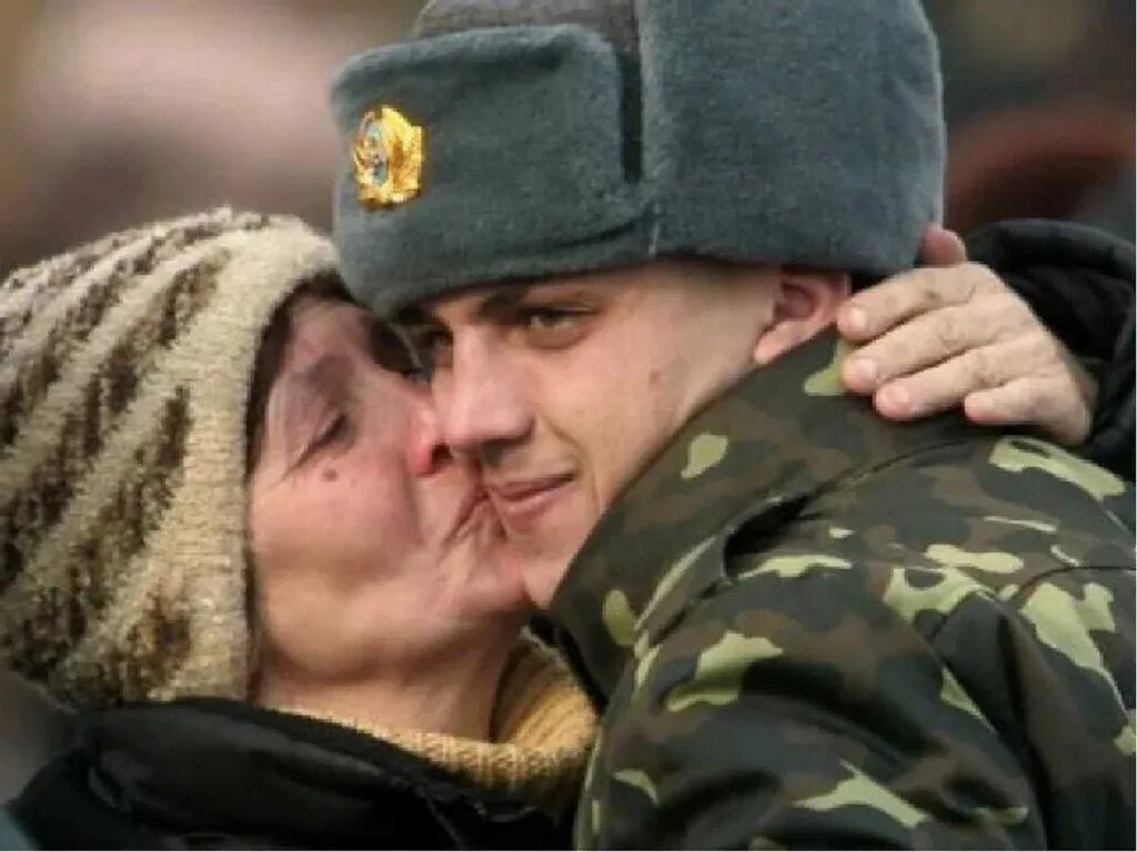 Жду мужа с сво. Мама солдата. Мать солдата. Мать провожает сына в армию. Мать провожает солдата.