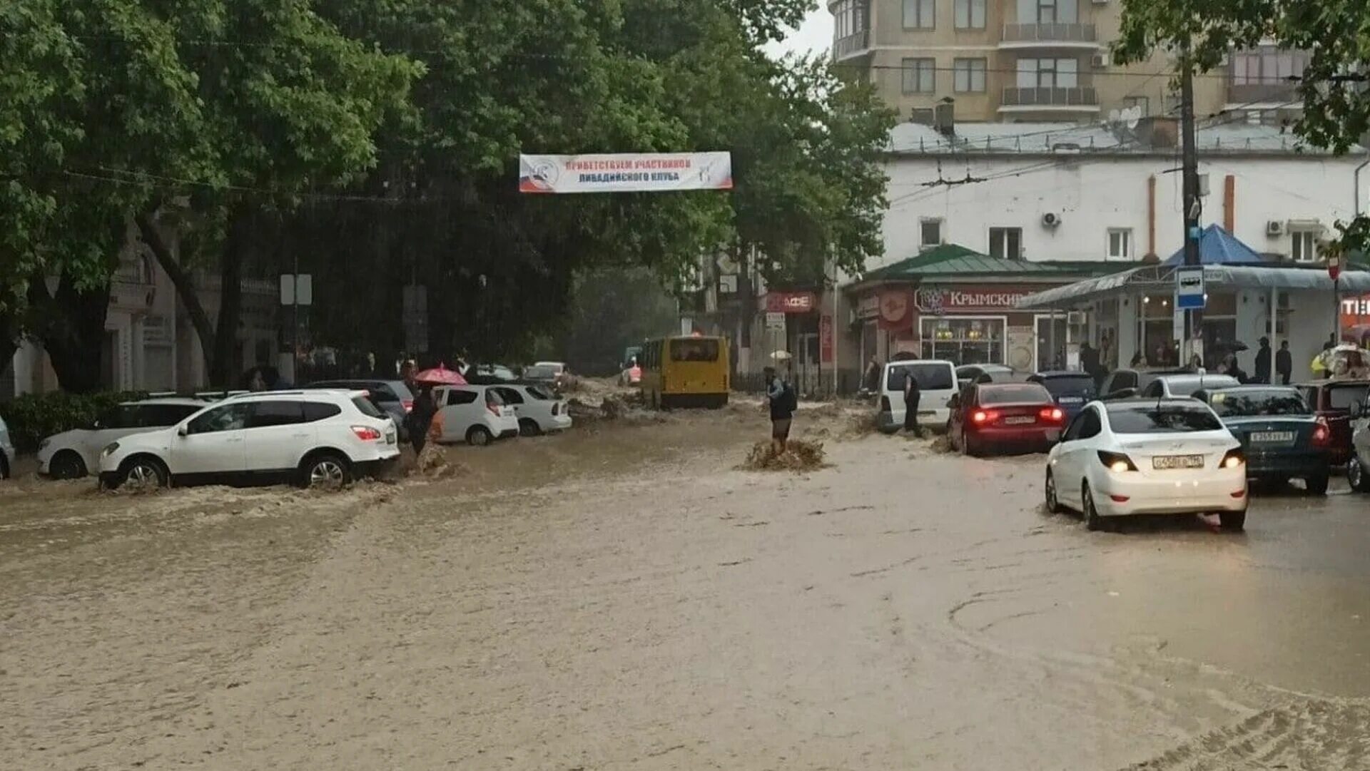 Потоп в Ялте 2021. Затоп в Ялте июнь 2021. Потоп в Ялте 18 06 2021. Гаспра наводнение. 12 городов закрыли