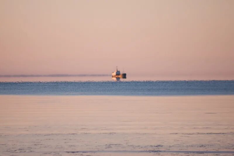 Заметили вдали. Море тишина. Тишина море море и спокойствие. Северодвинск пляж подводная лодка. Огонь море тишина.