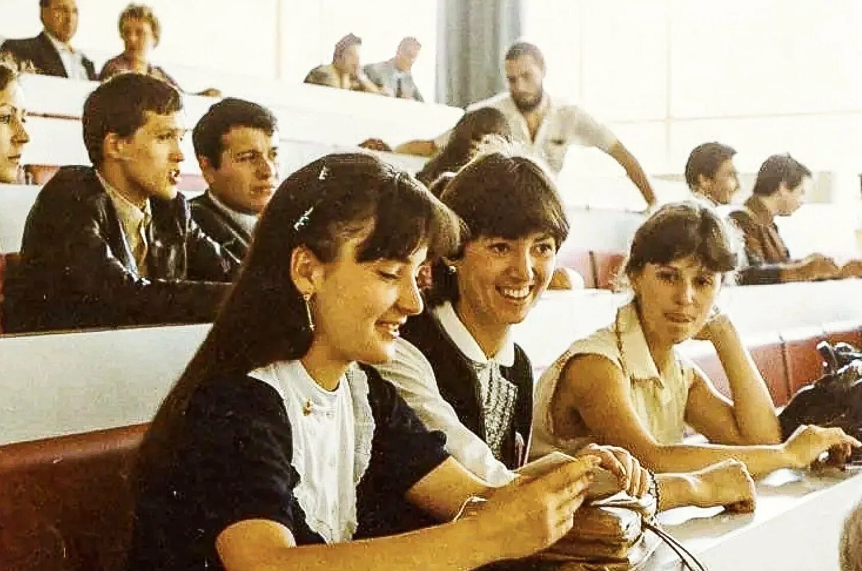 Студенты 90-х. Общежитие 90-х. Школа в 90-е годы. Фото студентов из 90-х. Школа в 90е ссср.