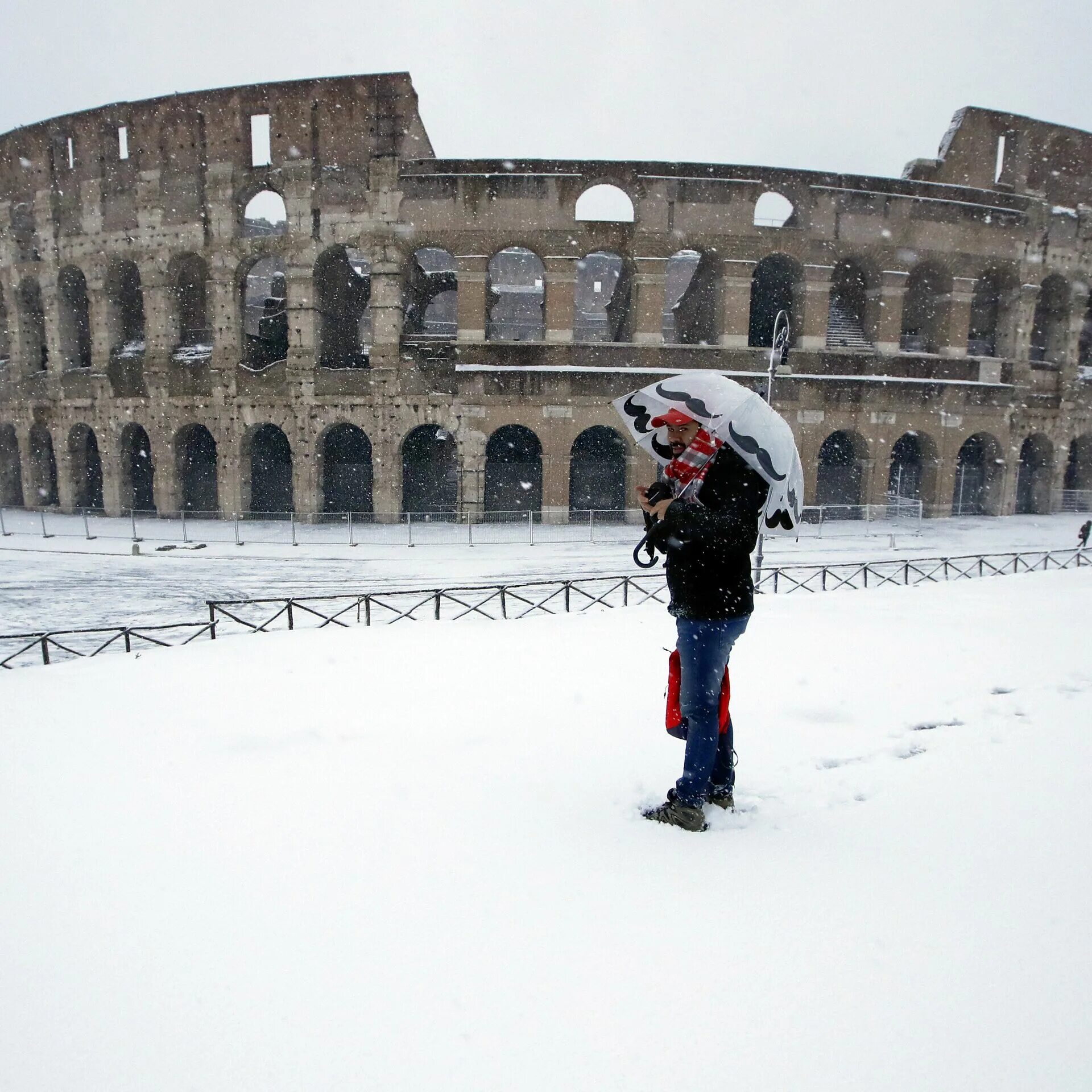 Рим зимой. Рим в феврале. Снег в Риме. Италия снегопад сегодня. Огромный редкость