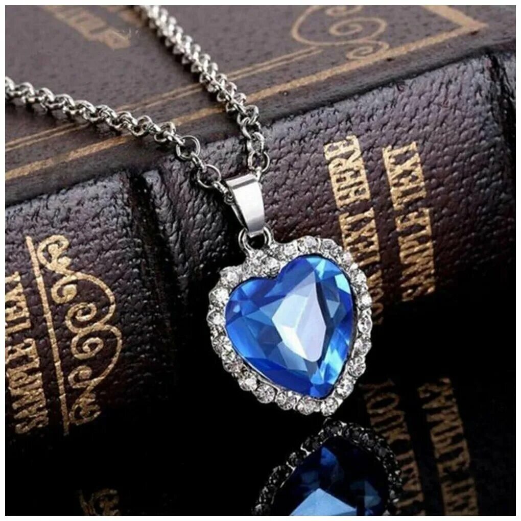 голубой медальон.