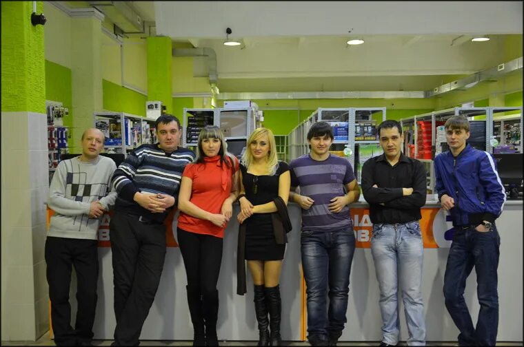 работник в форме. униформа и корпоративная одежда. фирменная одежда для сотрудников. фирменный стиль одежды персонала. фирменная одежда для офиса.