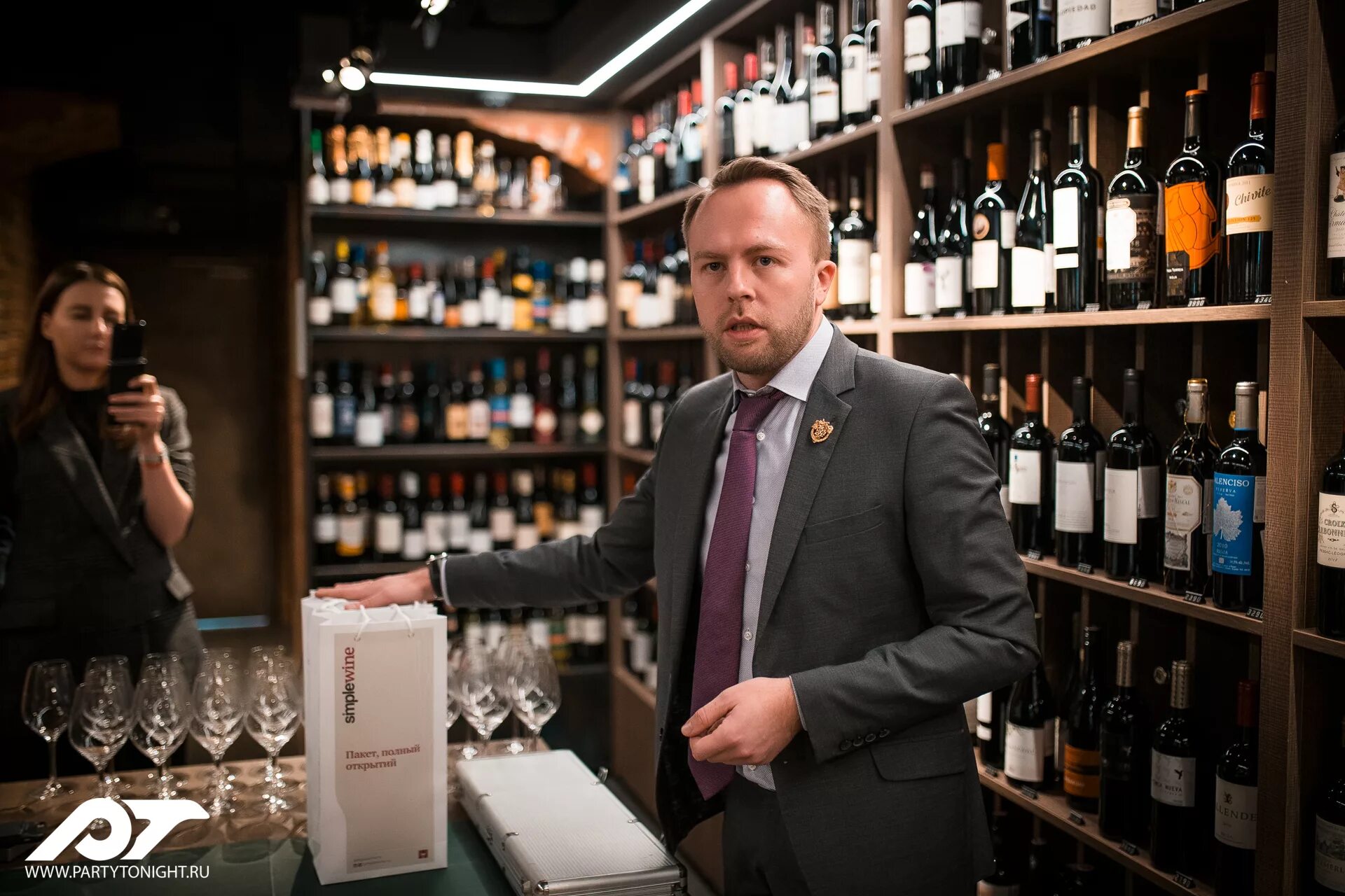 Винотека simple wine. Винотека simplewine смоленский бульвар дегустации. Винотека simple wine. Симпл вайн магазины. Винотека simple wine.