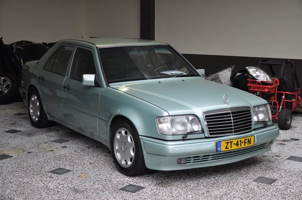 Сток мерседес. Mercedes w124 e500. Mercedes Benz w124 e500. Мерседес w124 e. Mercedes-Benz w124 Сток.