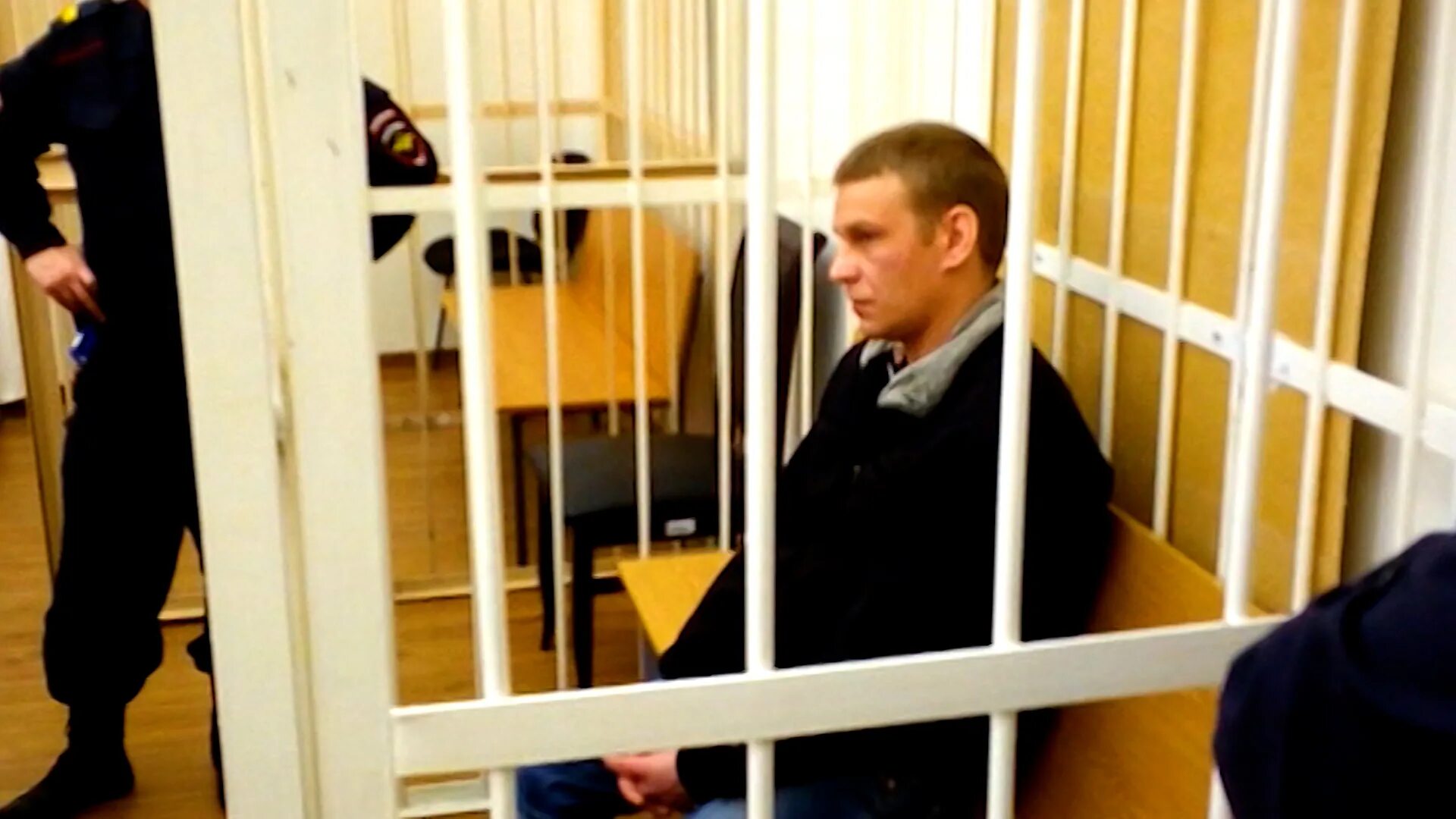 Осудили убийцу. Осужденный за решеткой в колонии. Осудили убийцу. Девушки осужденные. Осудили убийцу.
