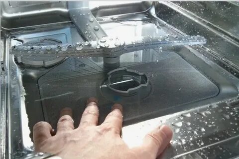 В посудомоечная машина осталась вода на дне