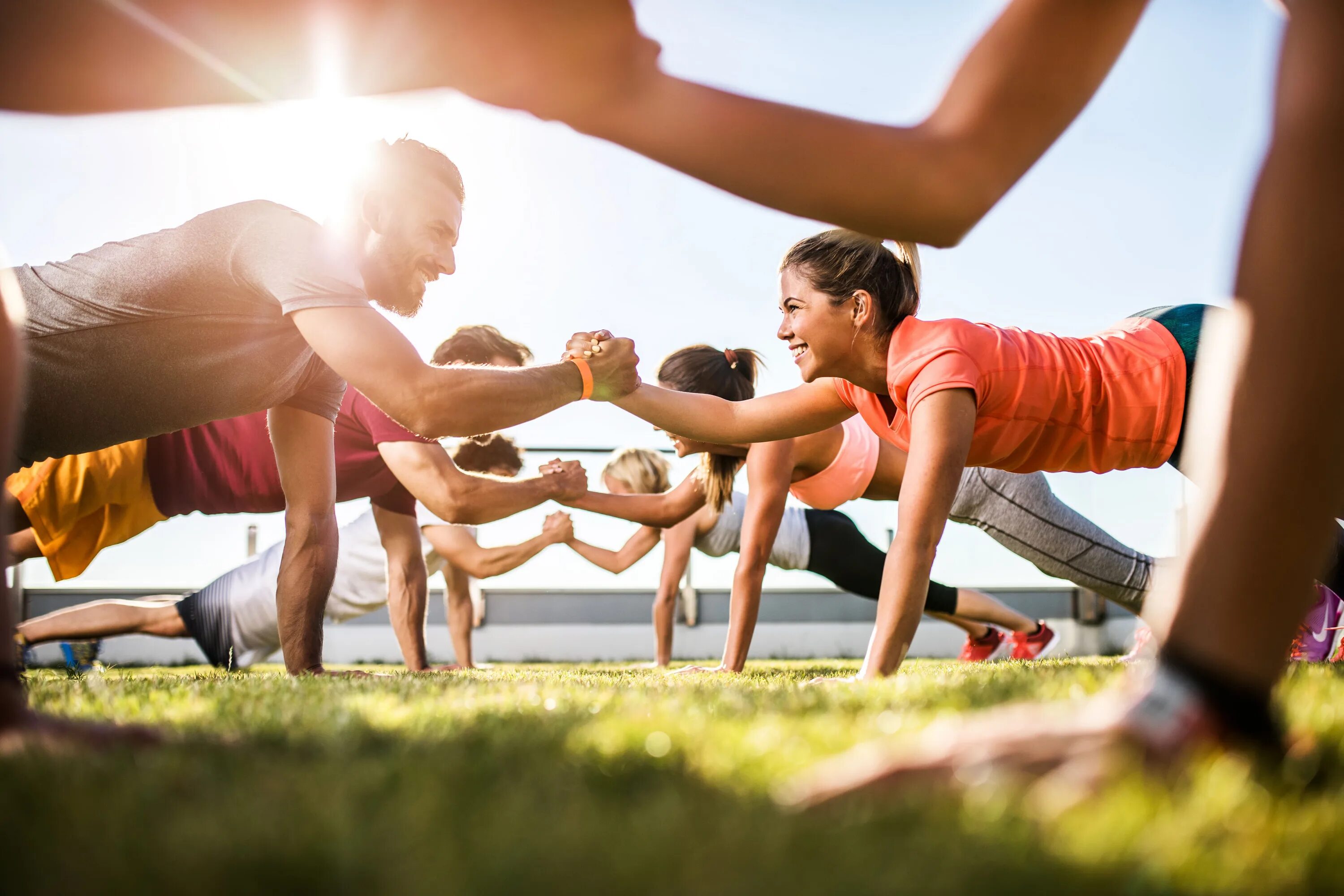 Physical life. Занятия спортом на свежем воздухе. Активный образ жизни. Занятие спортом на природе. Фитнес на природе.