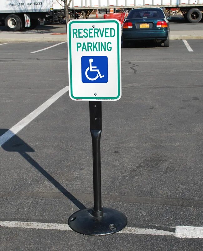Как переводится parking. Parking sign. reserved parking. паркинг знак в америке. знак reserved parking.