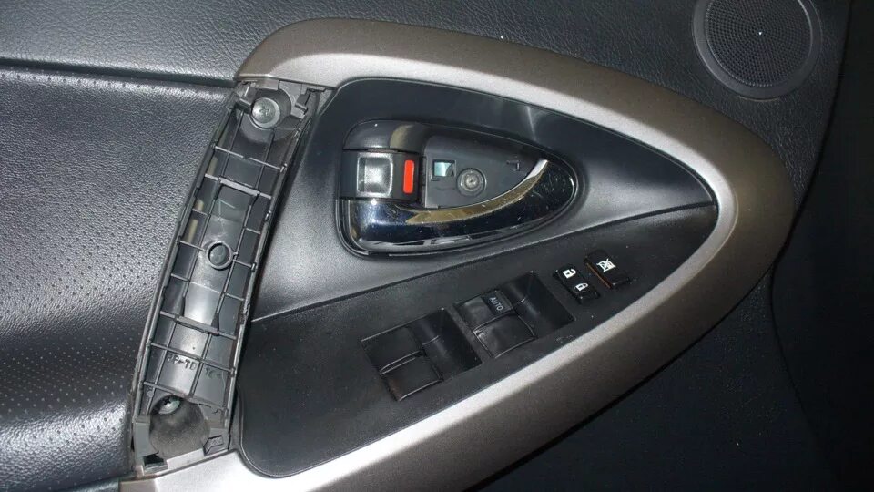Дверь рав 4 4. Аквапринт Тойота рав 4. Toyota rav4 2008 кнопка люка. Toyota rav4 2007 Lock Doors System.