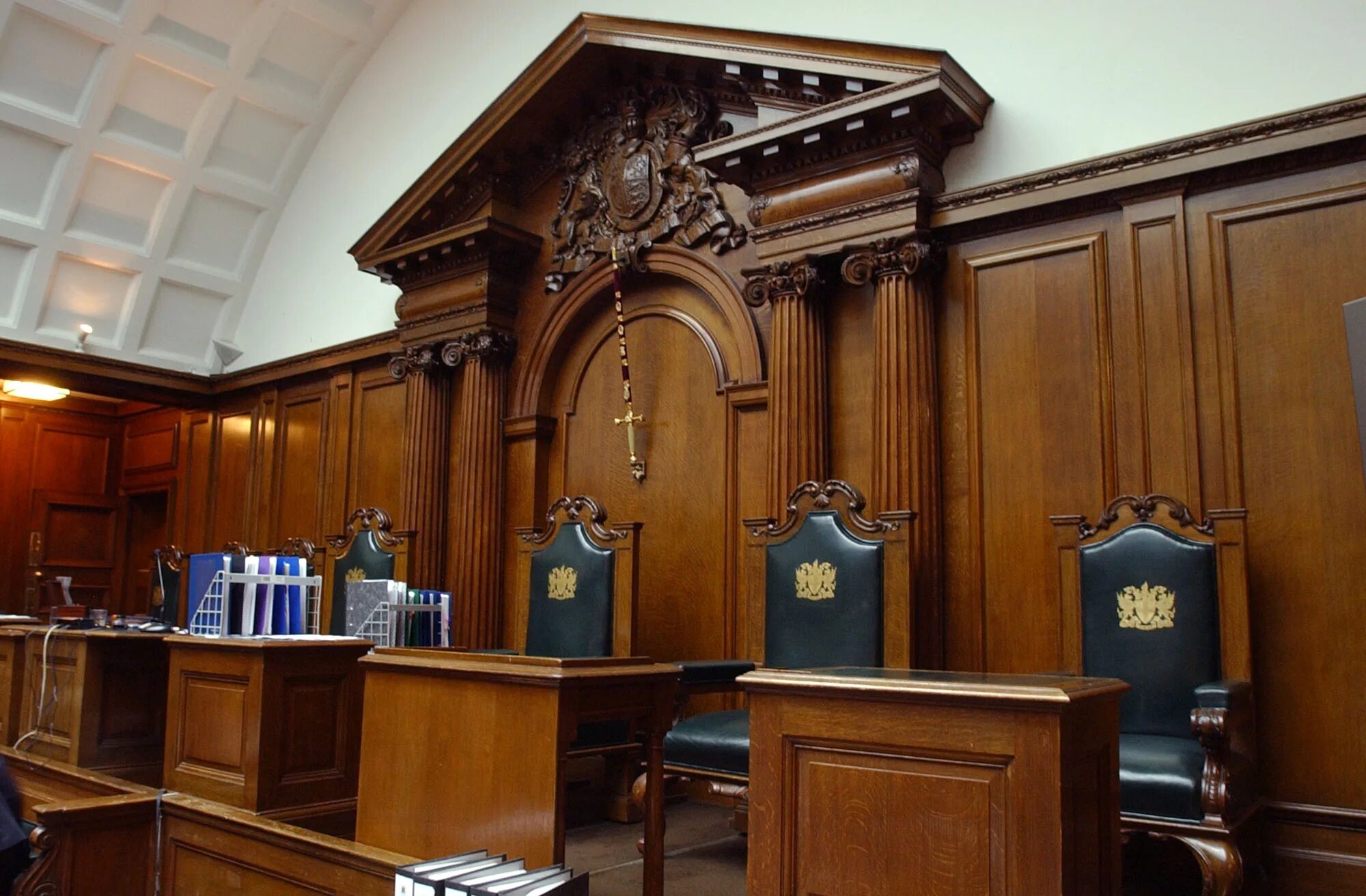 Суд снизу. Зал суда Олд Бейли. Зал суда в Англии. Зал судебных заседаний в Англии. Зал судебных заседаний в Англии 19 века.