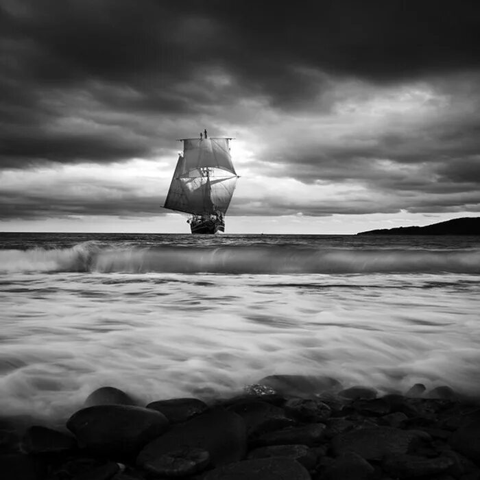 корабль в тумане. корабль уплывает в закат. корабль уплывает в закат. уходящие вдаль корабли. корабль на закате.