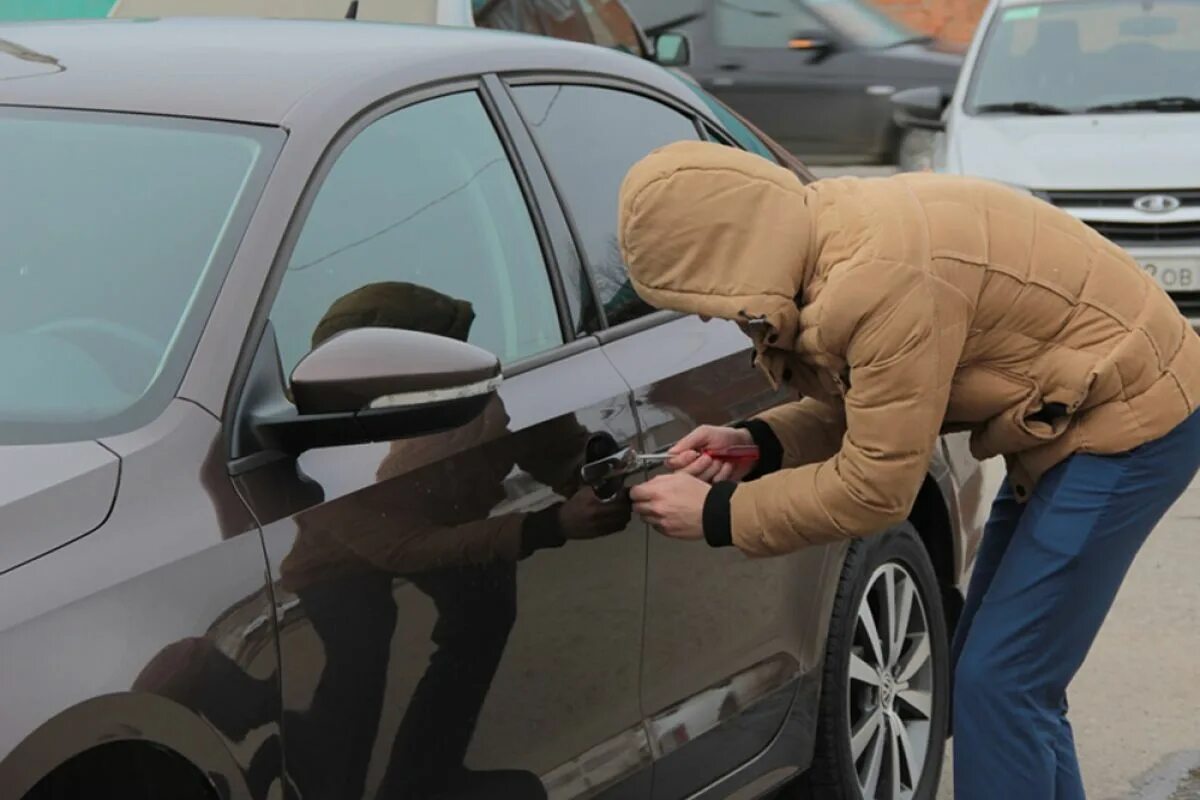 Украли машины деньги. Угон автомобиля. Кража авто. Угнал машину. Кража из автомобиля.