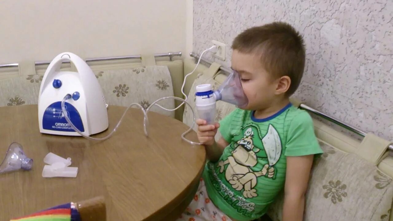Ингаляция от кашля ребенку 3 года. Ингалятор омрон ингаляции от кашля. ингалятор для детей от кашля omron. ингалятор небулайзер для детей от кашля. ингалятор небулайзер для детей от кашля и насморка.