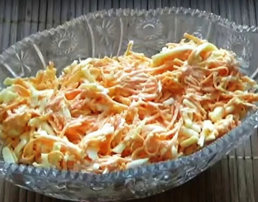 Морковка яйцо чеснок. Салат рыжик с морковью и сыром. салат рыжик с морковью и курицей. салат из моркови и плавленного сыра. салат рыжик с морковью и сыром и чесноком.
