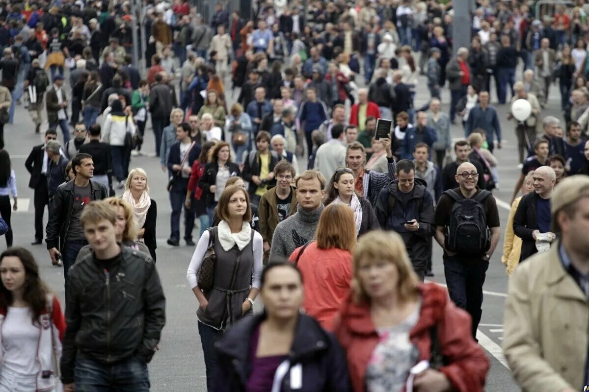 Много изменилась. Толпа людей в городе. Люди на улице Россия. Россия люди. Толпа людей на улице в России.