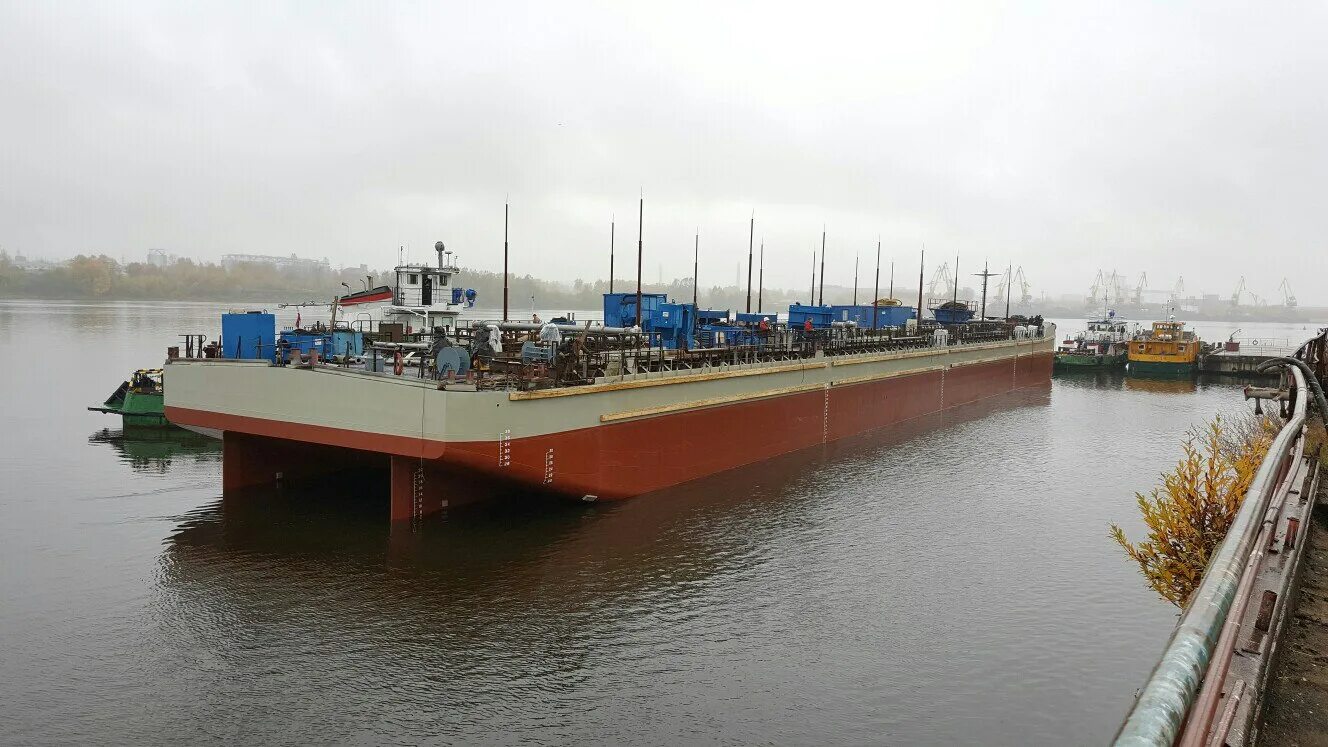 Баржа нефтянка. Нефтеналивные баржи шухова. Р-56 баржа. Нефтяная баржа. Баржа с нефтью.