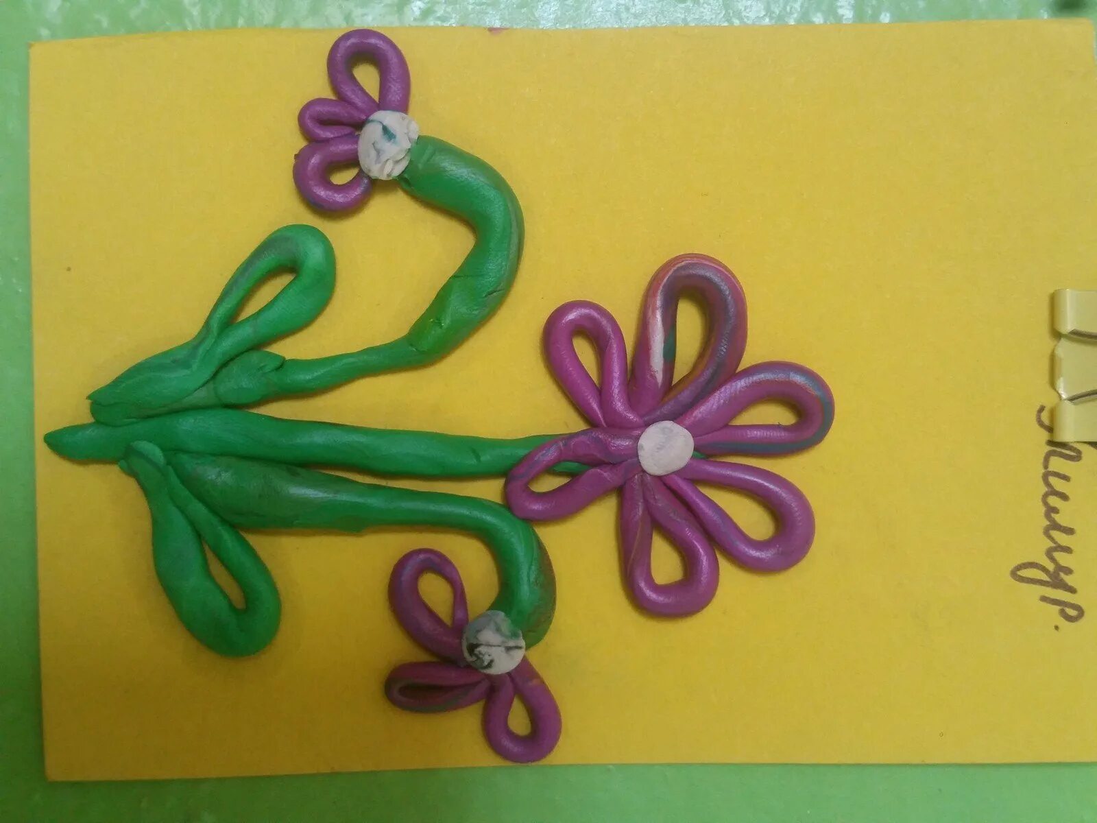 Поделка из пластилина подарок для мамы. Лепка цветы. Пластилин поделки. Аппликация пластилином. Поделки из пластилина для детей.