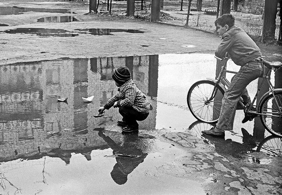 Догнать велосипед. Советское детство лужи. Советское детство кораблики. Советские дети пускают кораблики. Советские дети во дворе.