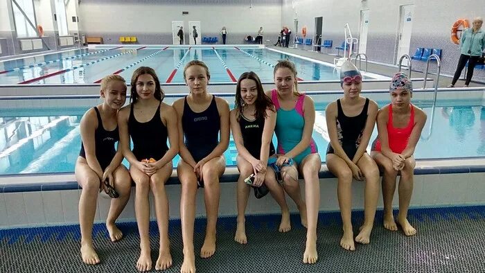 школьный бассейн девочки. школьники в бассейне. плавание в школе на физкультуре. школьные соревнования по плаванию девочки. школьники на физкультуре в бассейне.