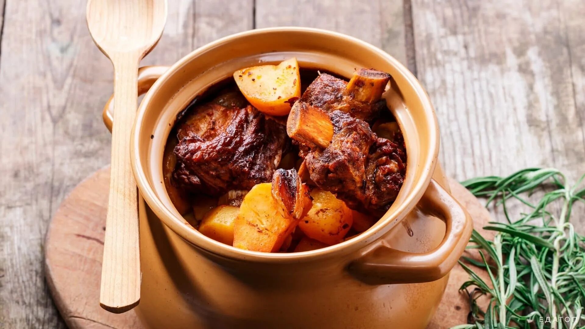 Блюда из баранины в горшочках в духовке. Фасоль в горшочках в духовке. Свиные рёбрышки в горшочках. Метехи чанахи. Свинина в горшочках в духовке.