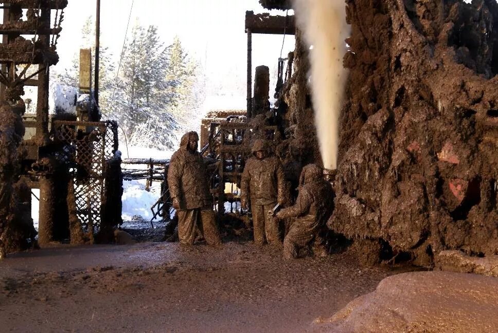 Женщина на тяжелой работе. Человек трудится на стройке. Буровики вахтовики. Суровая работа. Женщина несет бревно.