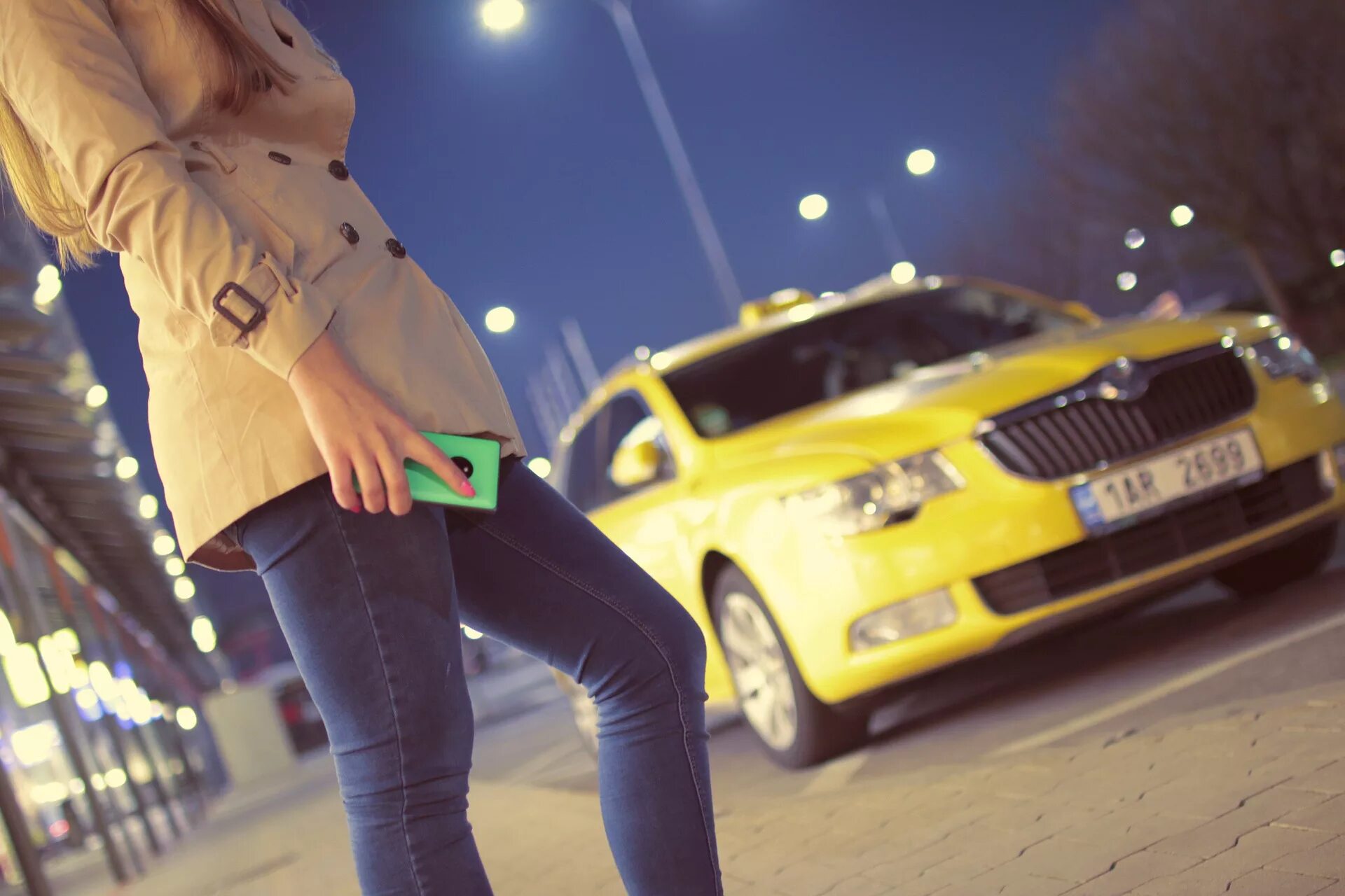 Девушка таксист. Девушка в такси ночью. Девушка на фоне такси. Красивая девушка в такси.