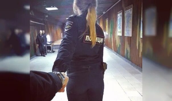Девушка в форме полиции без лица. Фото на аву полиция без лица. Следуй за мной полиция. Полицейский и рука девушки. Парни в полицейской форме без лица.