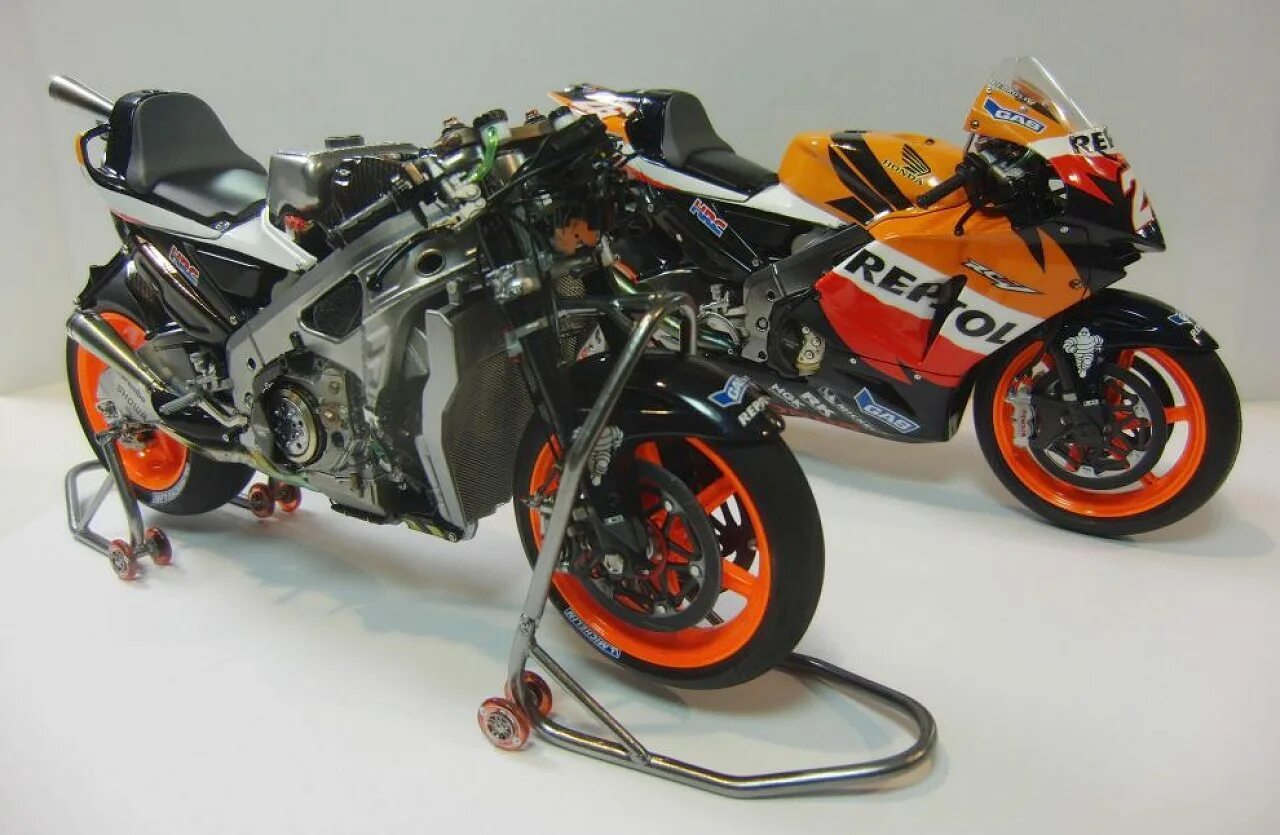 Honda rc211v 2006. Honda rc211v. Honda Repsol Tamiya. Honda rc211v двигатель.