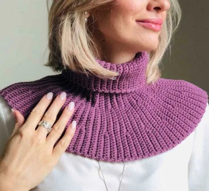 Манишка крючком для женщин. Шарф-манишка спицами. Вязаные манишки для женщин. Манишка на вязальной машине. Манишка спицами для ребенка косами.