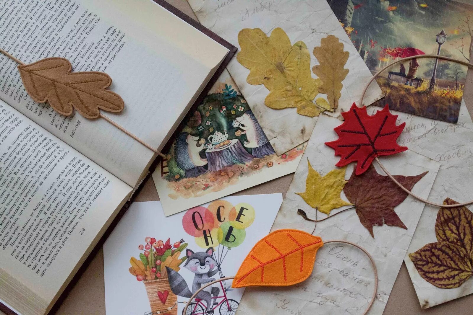 Как сделать из листьев книжку. Закладка из осенних листьев. осенние закладки для книг. закладки для книг осень. закладки для книг из осенних листьев.