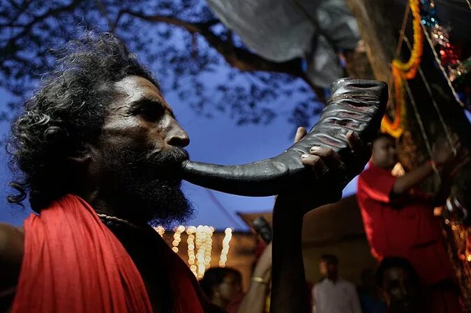 иудеи йом киппур. дал в рог. викингский хорн. рог шофар. рог в который трубят.